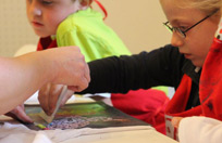 Die Kinder bedrucken eigene, persönliche T-Shirts