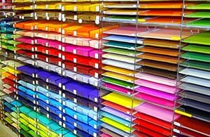 Kartons in vielen Farben und unterschiedlichen Formaten