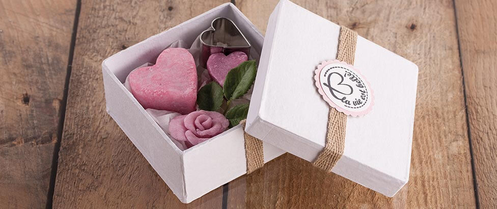 Geschenkbox mit selbstgemachten Seifen in Herz- und Rosenform