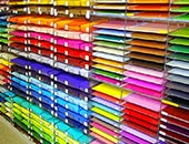 Pappe und Papier in verschiedenen Farbtönen