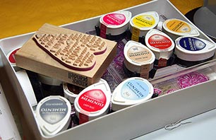 Box mit Stempeln und Stempelfarben